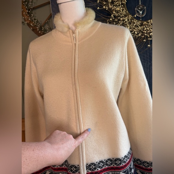 Vintage Pendleton Cream Sweater w/ Black &Red Accents Size S. 100% Virgin Wool - Picture 10 of 14